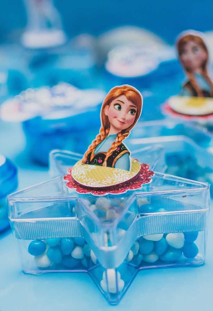 Frozen Party Favors. The star-shaped box received candies and a totem from the character Ana to decorate