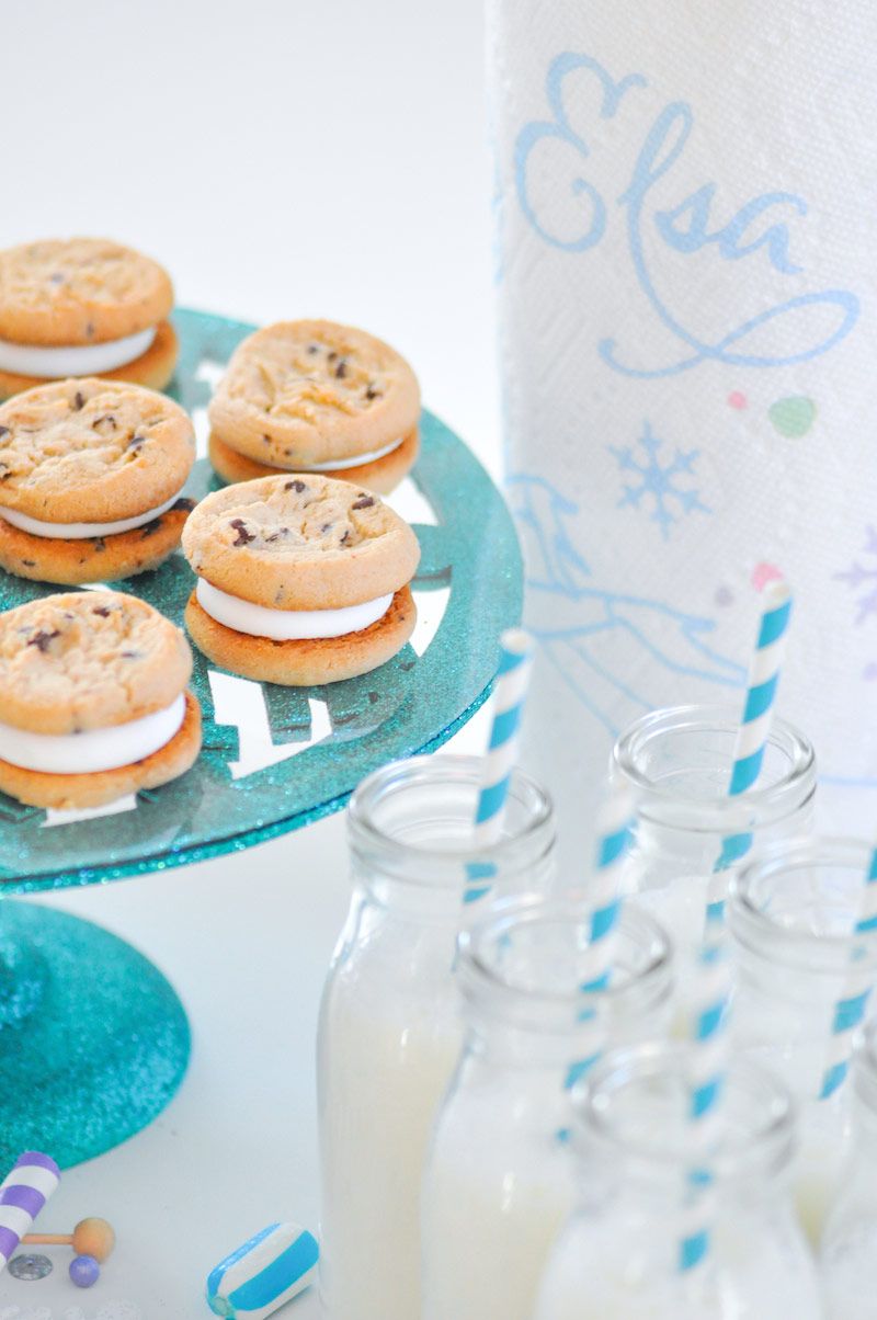 Tasty filled cookies make the crowd happy!