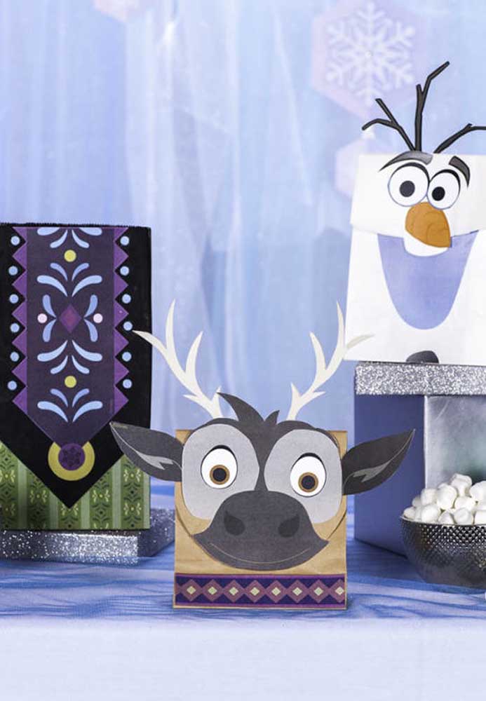 Little bags with the symbols and characters from the movie Frozen. A good souvenir option