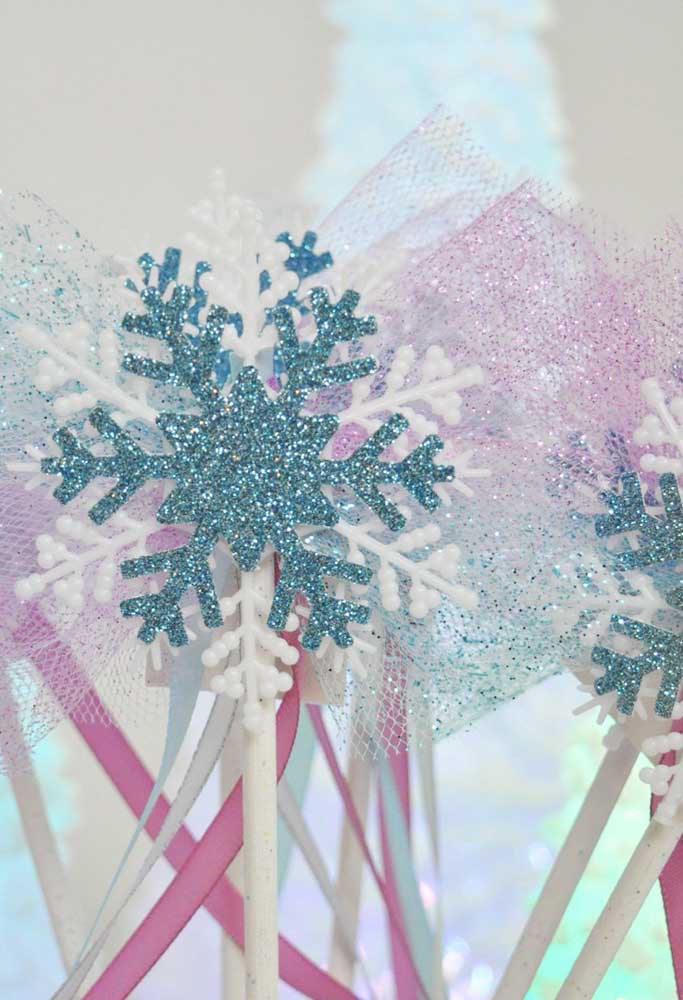 Snowflakes cannot be missing from the Frozen party decor.