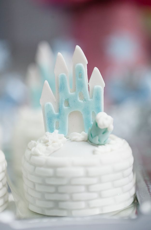 Reproduce Queen Elsa's castle on the sweets.