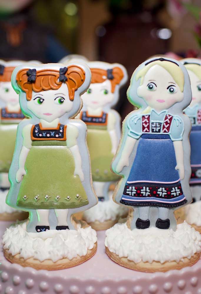 Here the idea was to reproduce the sisters Ana and Elsa in cookies