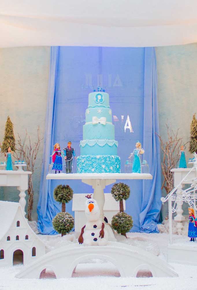 Frozen party decorated with dolls of the characters. Notice that the simple background was made using only fabric