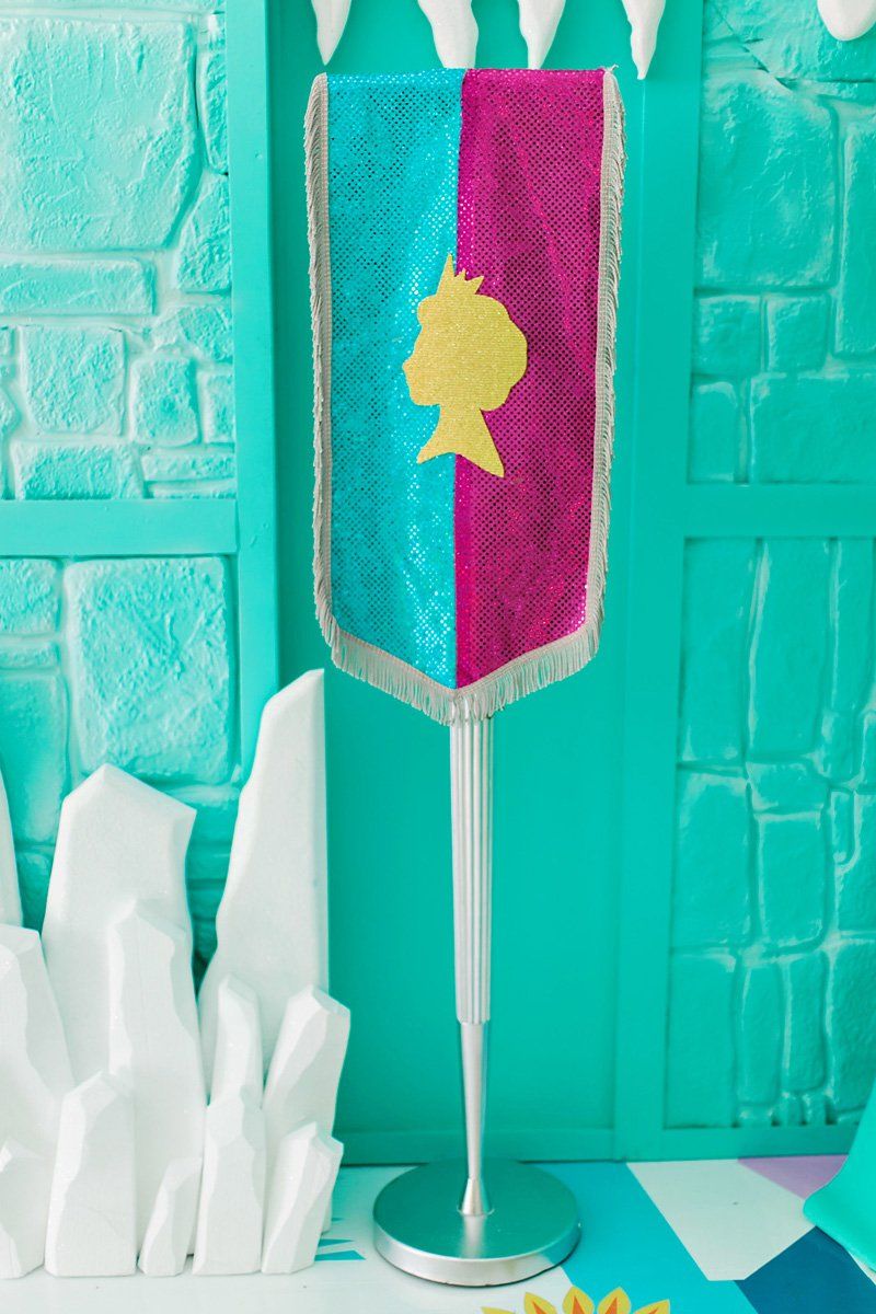 The pennant represents the coronation ceremony of the character Elsa.