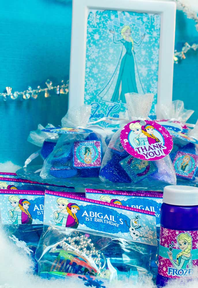 The souvenir suggestion here are sweets with the colors of the Frozen party theme