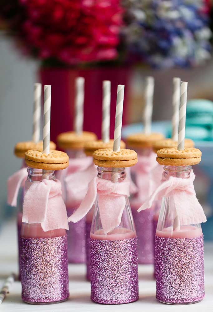 Here, the proposal is to serve yogurt in personalized bottles with the Frozen theme. The cookie is a charm apart 