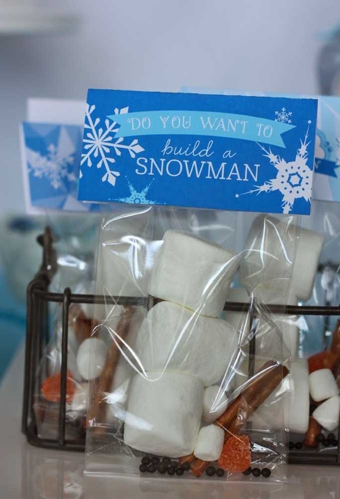 Look what a nice souvenir idea! Marshmallows and jelly beans are an invitation for children to assemble their own snowman