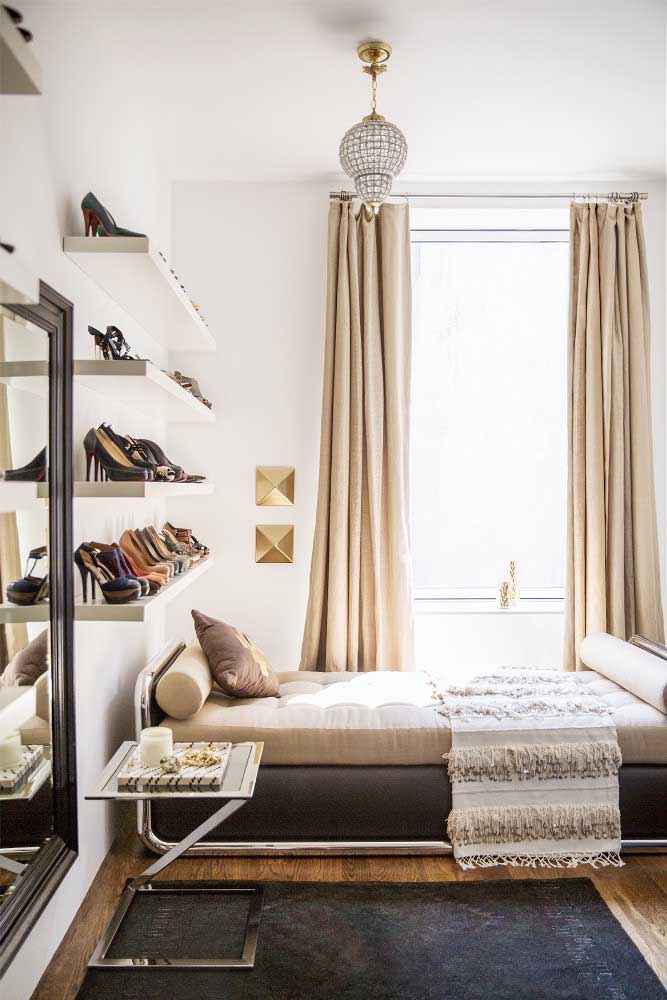 Shelves at the head of the bed to store shoes. Decorate and organize at the same time