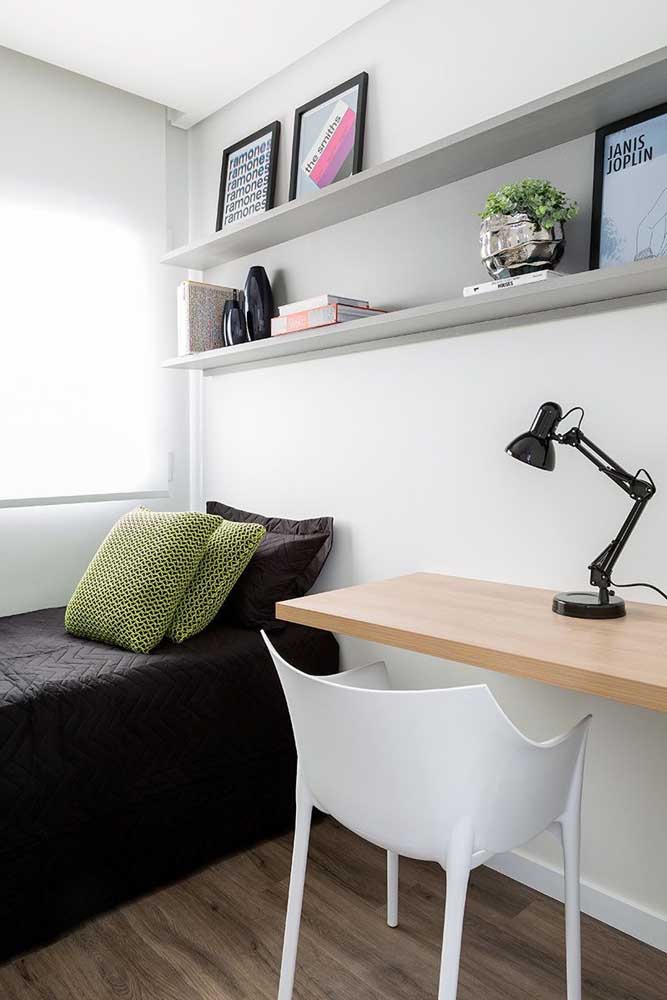 Modern small single room with shelves to accommodate the decorative objects