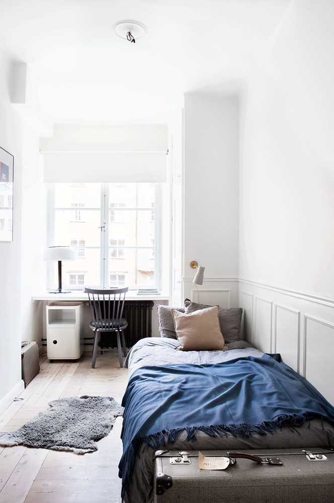 Small and simple single room. Note that the great charm here comes from natural light