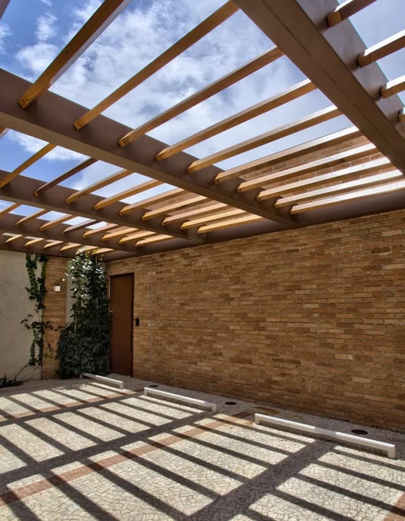As the pergola has open slits, the choice of Portuguese stone on the floor keeps the floor safe and harmonizes with the rest of the other materials in the room