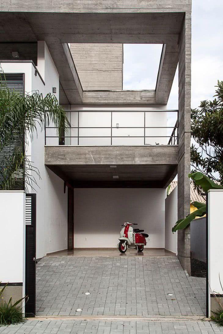 The modern house has a garage on a higher level, which allowed for more security when choosing a ceramic floor