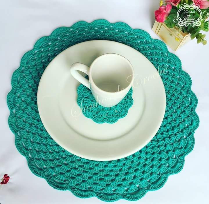 Bet on a vibrant color to combine the sousplat with the dishes. Here there is also a small crocheted cup holder for the cup.