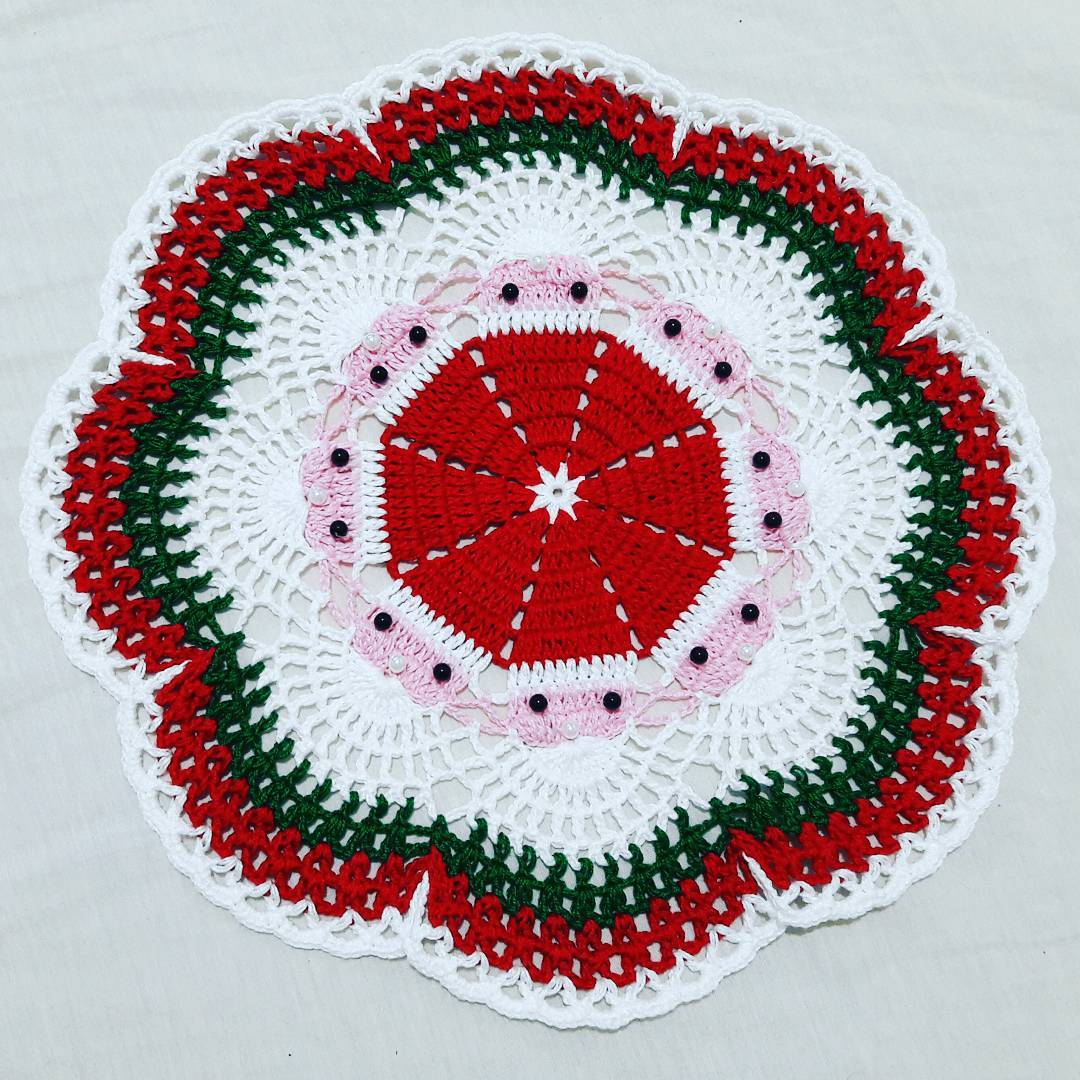 Another model of Christmas crochet sousplat with decorative pearls.