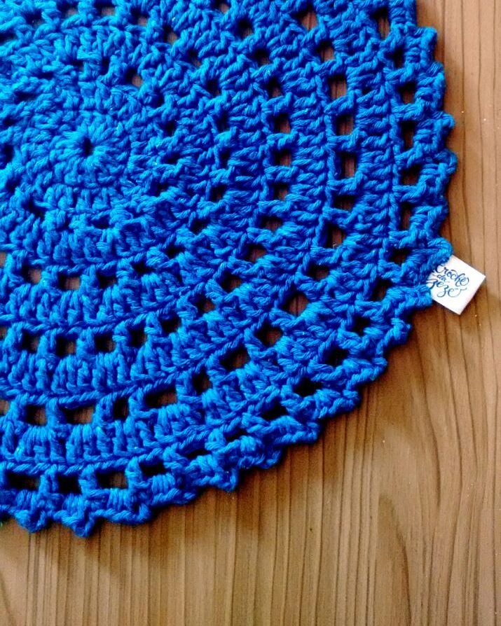 Vibrant blue crochet sousplat template for the table.