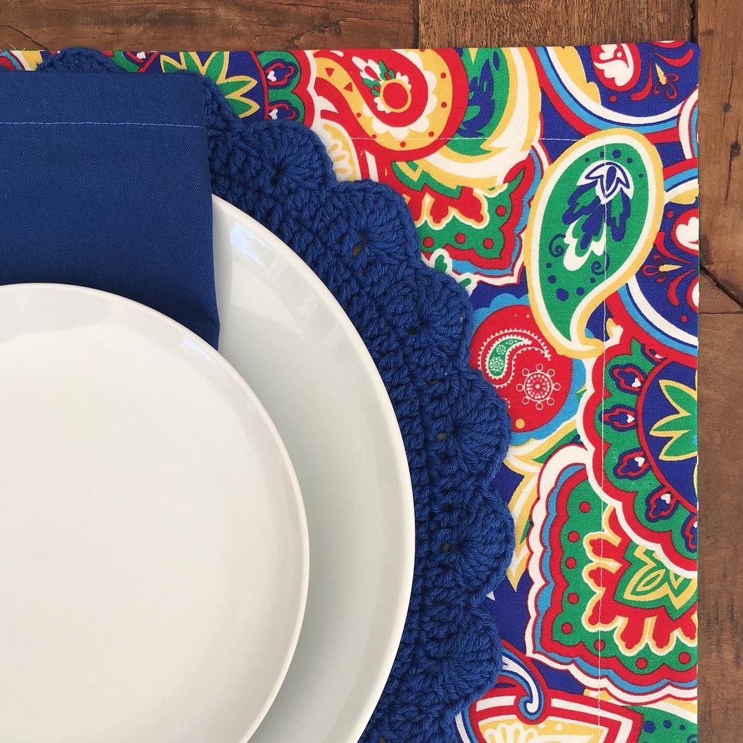 The sober shade of navy blue matches perfectly with the multicolored and patterned placemat.
