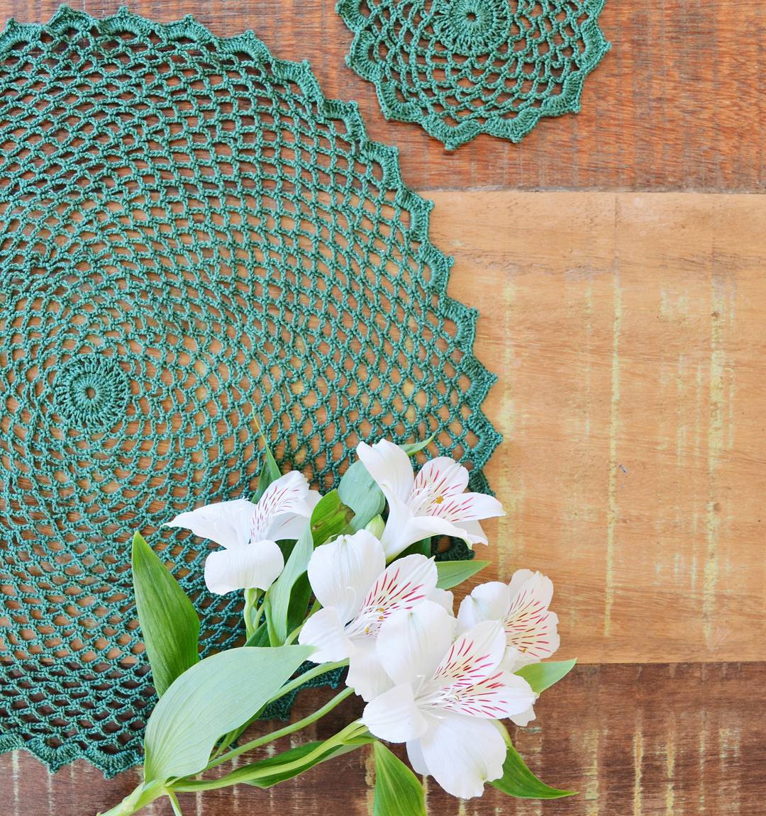 A crochet sousplat with a delicate touch for the table.