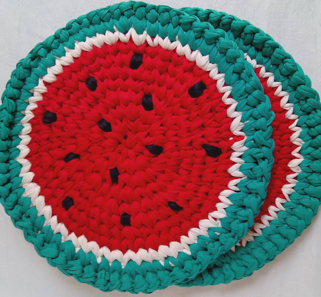 For those who are a fan of berries: crochet sousplat model with watermelon shape.