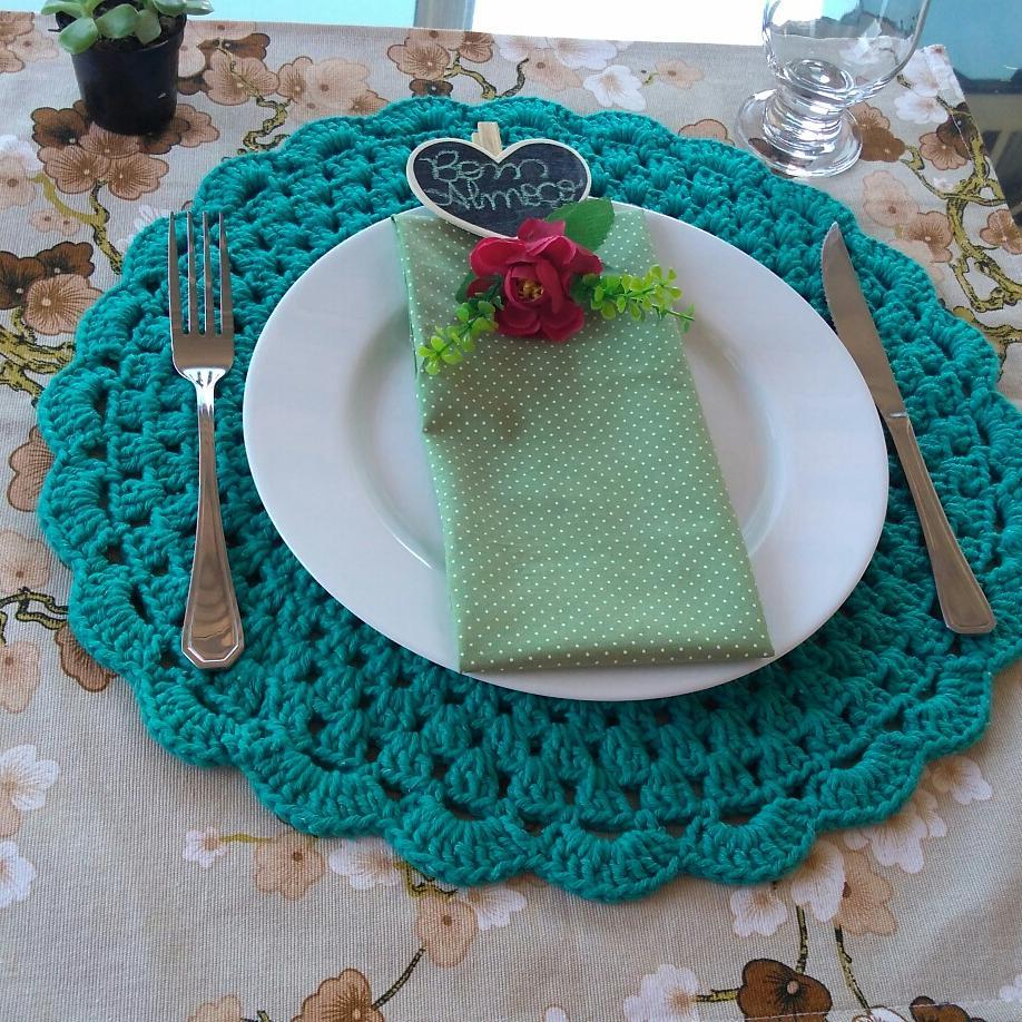 Crochet sousplat template with napkin.