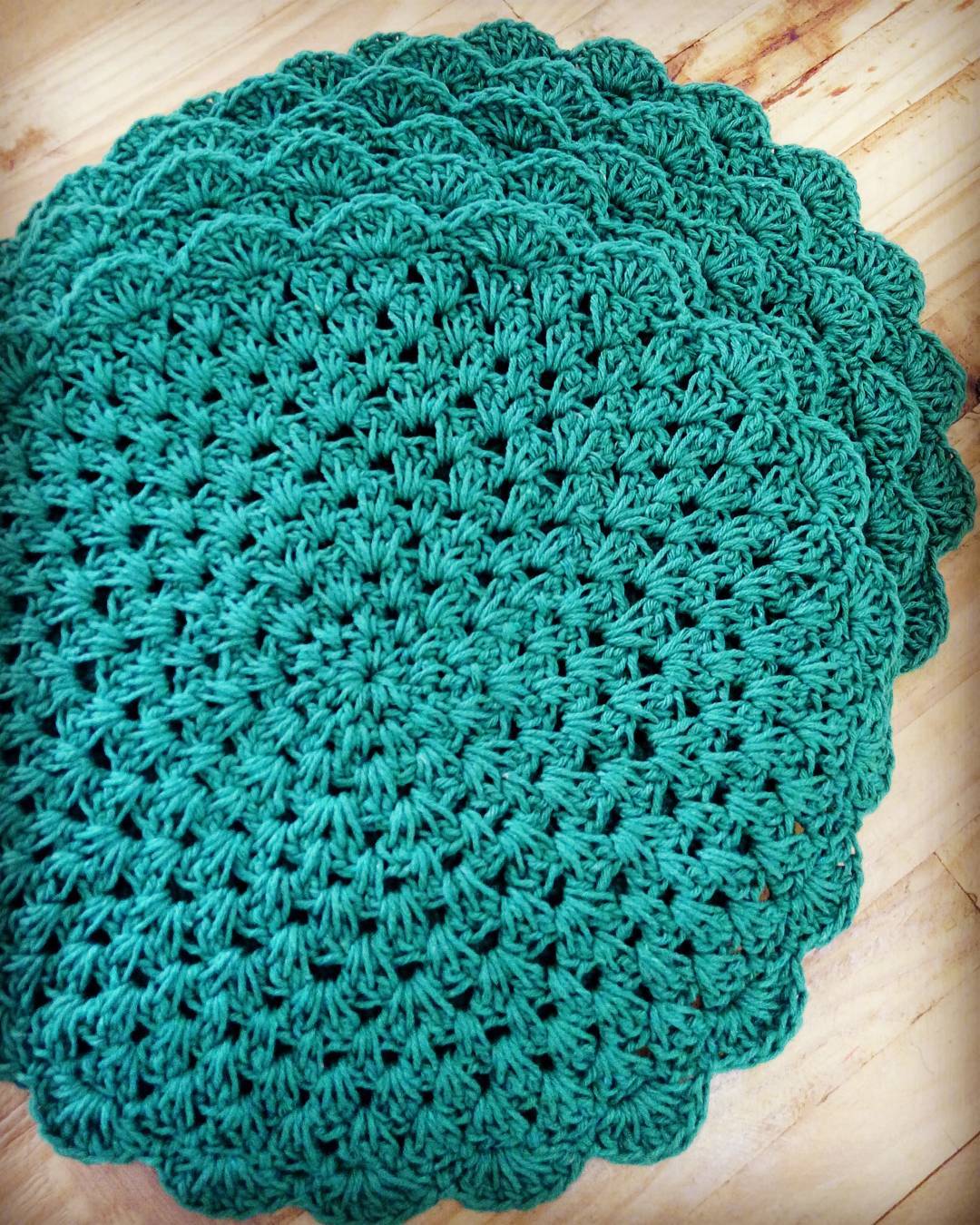 Green crochet sousplat to complement your decor.