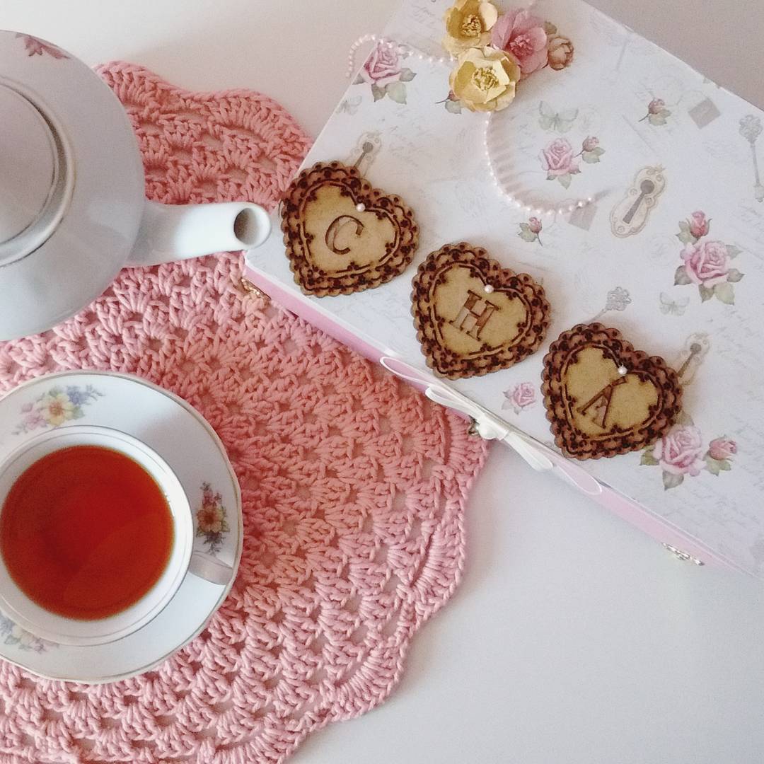 Make the afternoon tea more cozy with a sousplat for the cup and teapot.