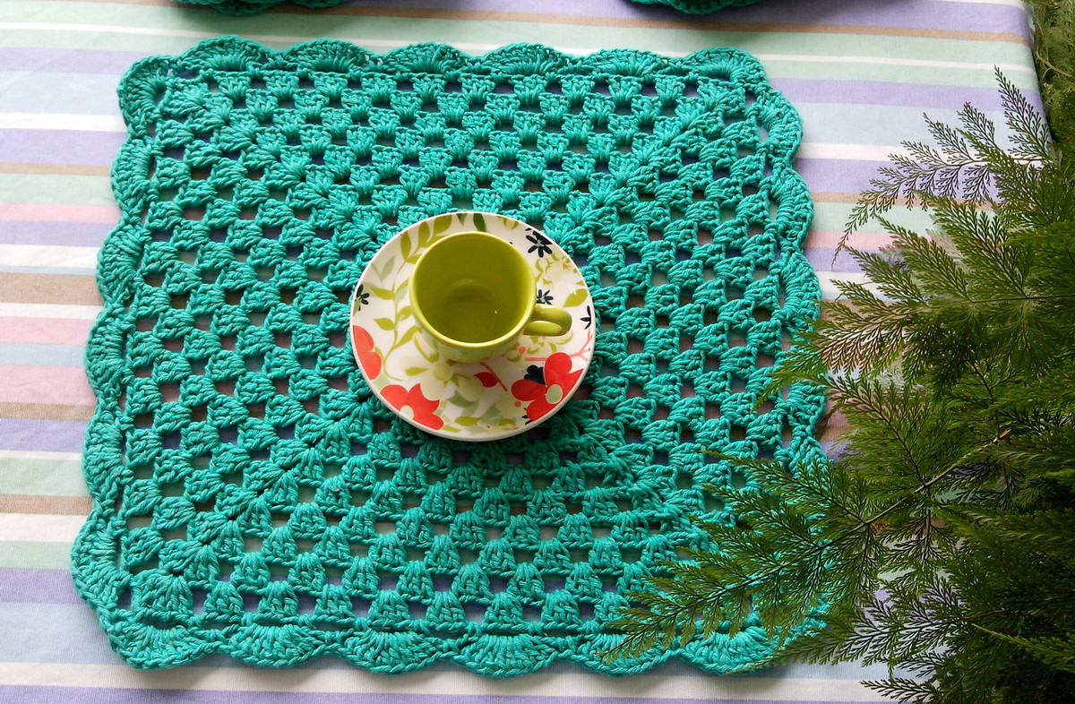In addition to the traditional round model, the square crochet sousplat is also an option to lay out on the table.