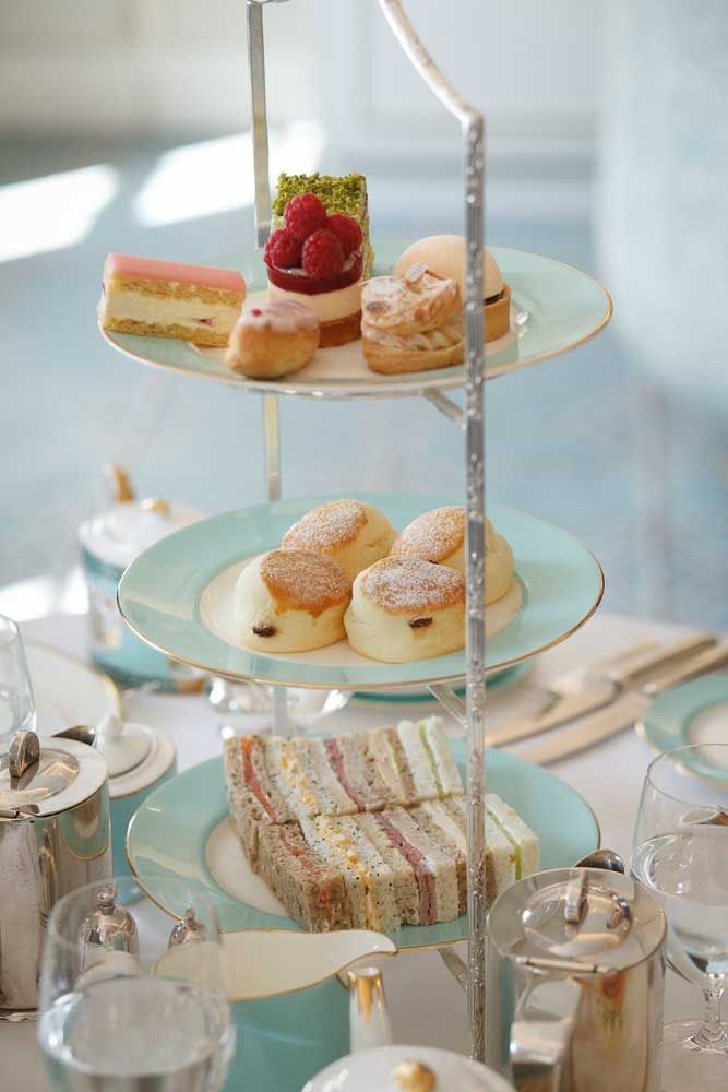 The visual presentation of the sweets is essential in the afternoon tea, for that count on vertical supports, the best thing is that they save space on the table