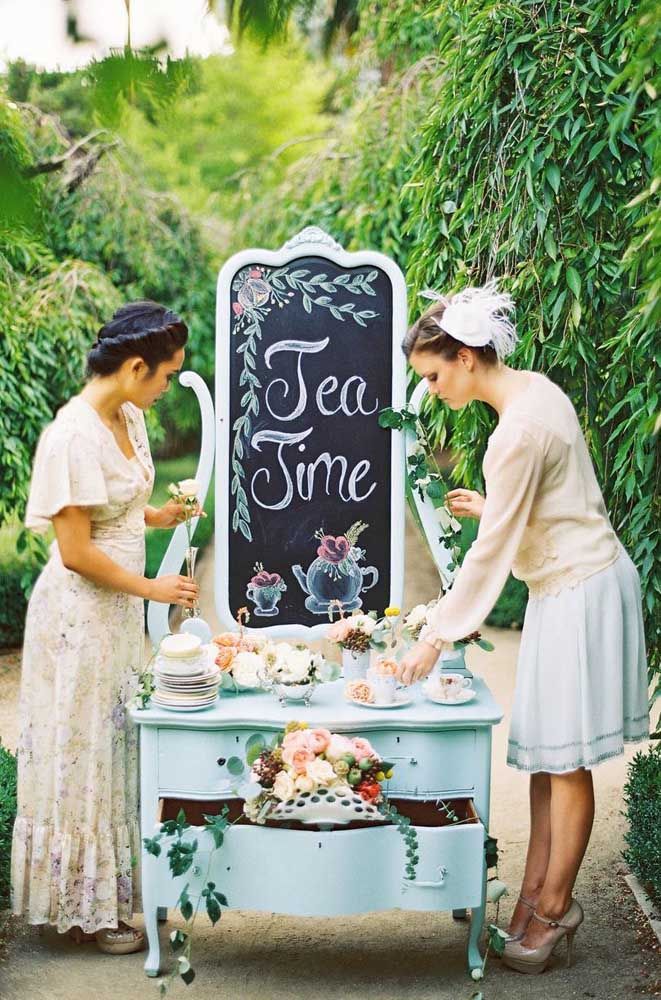 In the open air, afternoon tea is even more charming; enjoy natural beauty to reinforce the mood of romance and nostalgia