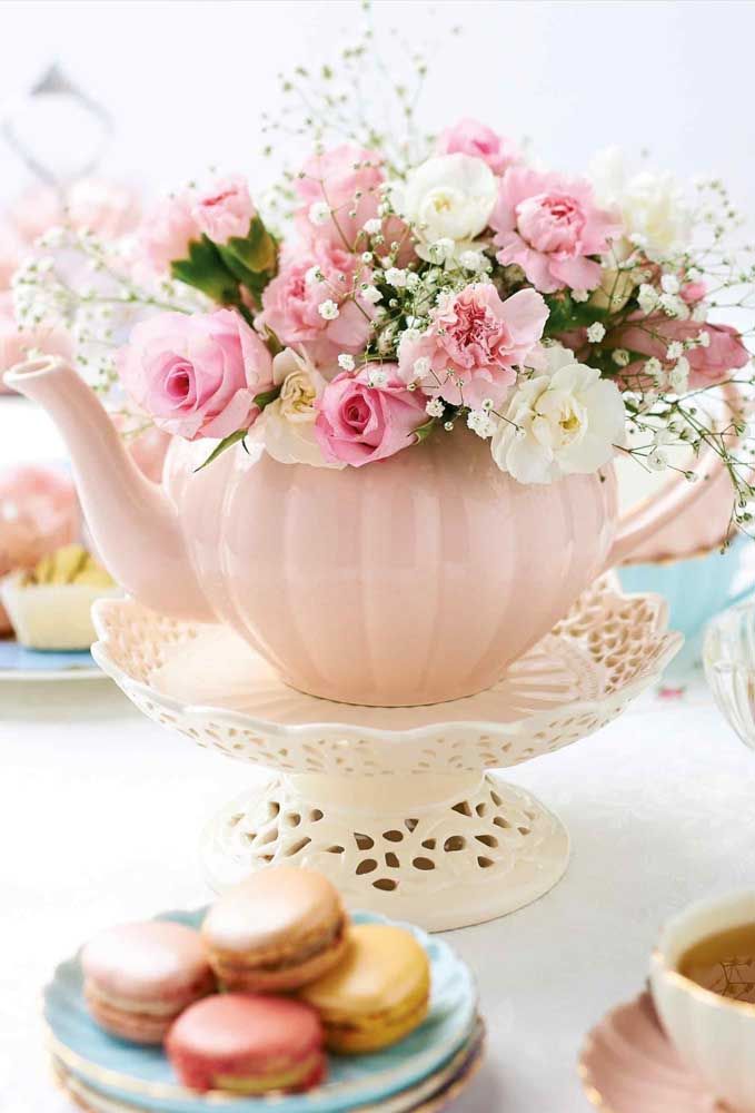 Give the teapot a new function by placing flowers inside it