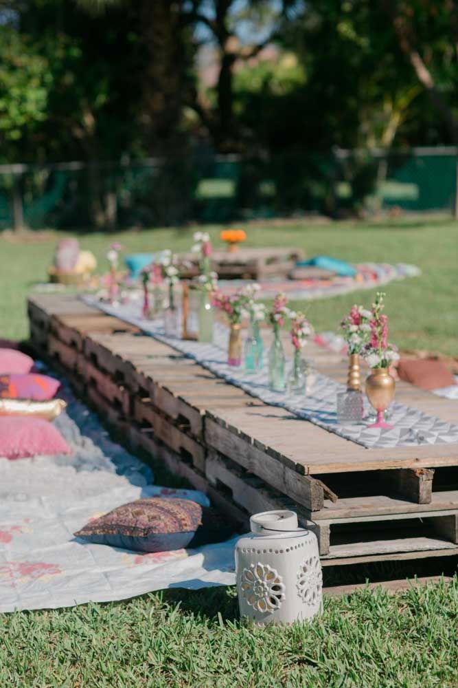 For a relaxed afternoon tea, bet on pallets as a table and line a cloth on the floor for guests to sit