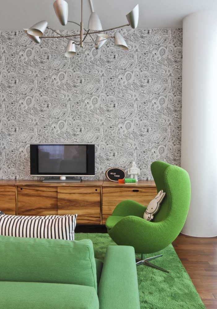What do you think of combining the green sofa with the green carpet? At the back, a patterned gray wallpaper