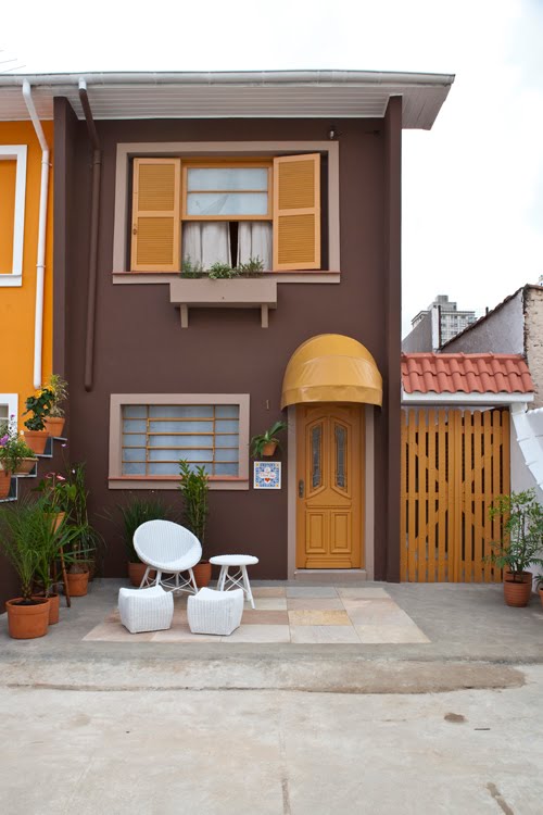 House colors: the brown façade with wooden finishes transmit warmth