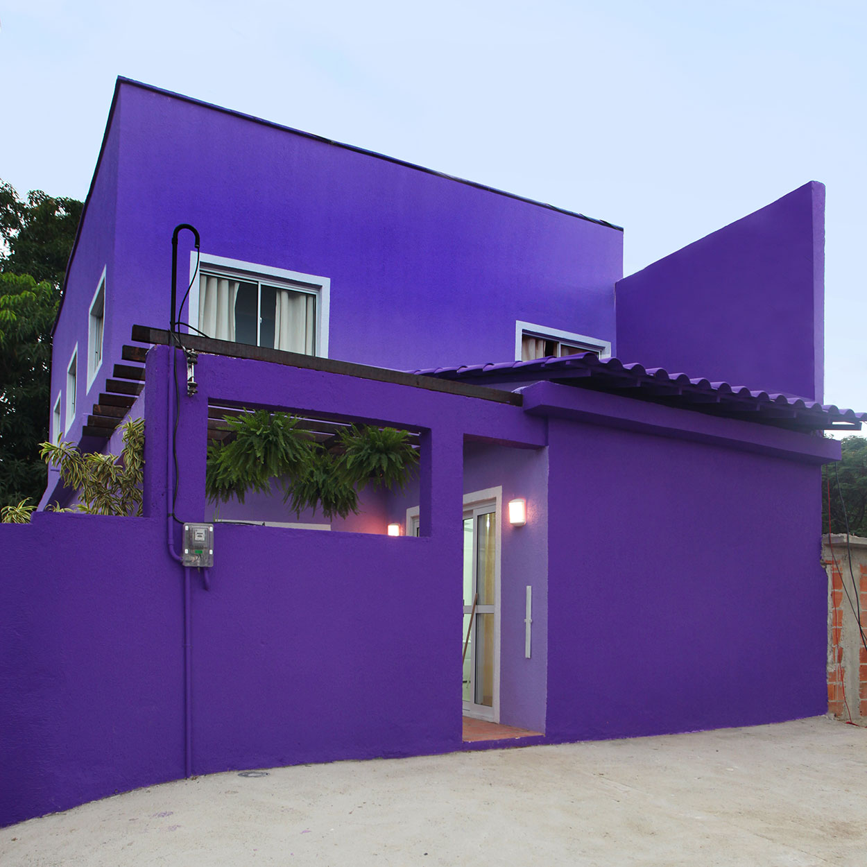 A monochromatic house stands out much more for its painting than for its architecture