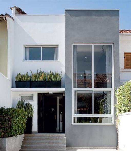 The colors of neutral houses along with the glass result in a modern facade