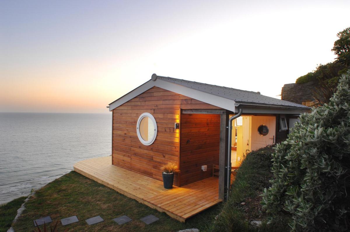On a sloping terrain, this house prioritized the view to the sea.