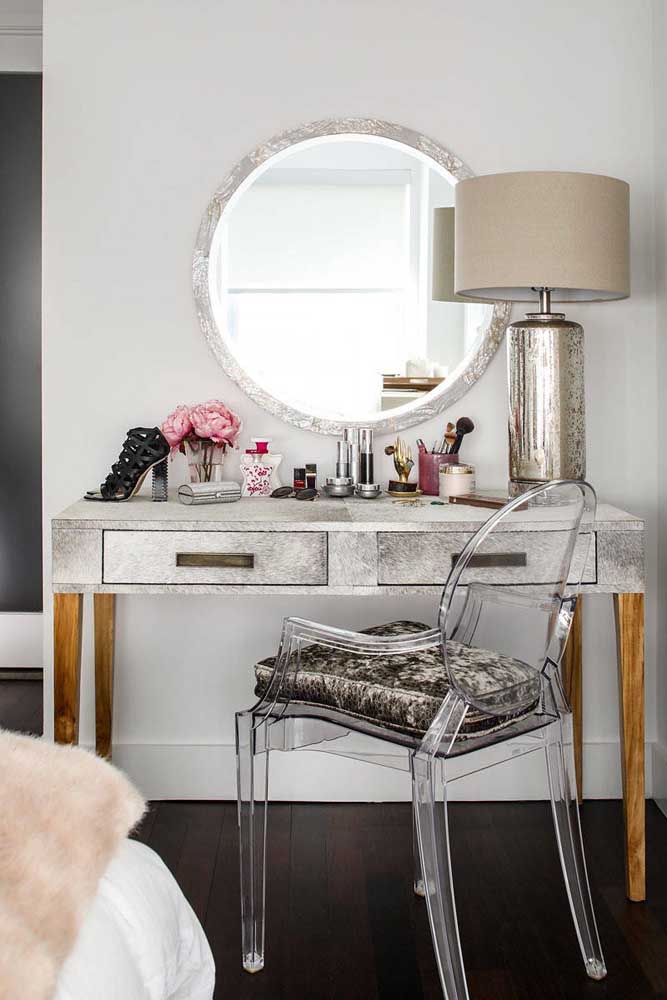 Female single room with dressing table: a consumer dream for many women