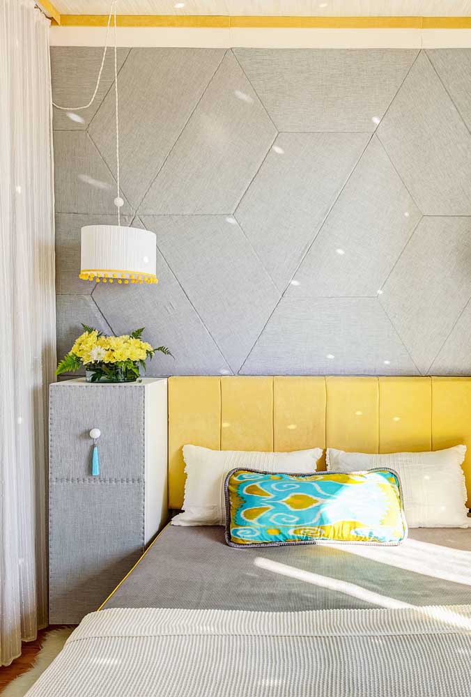 Feminine single room in shades of yellow and gray: warm, cozy and modern