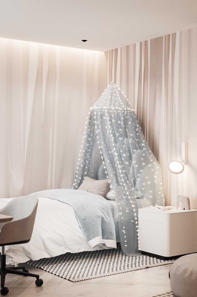 Romantic and delicate, this feminine single room surprises by the use of tulle and flashing lights on the bed