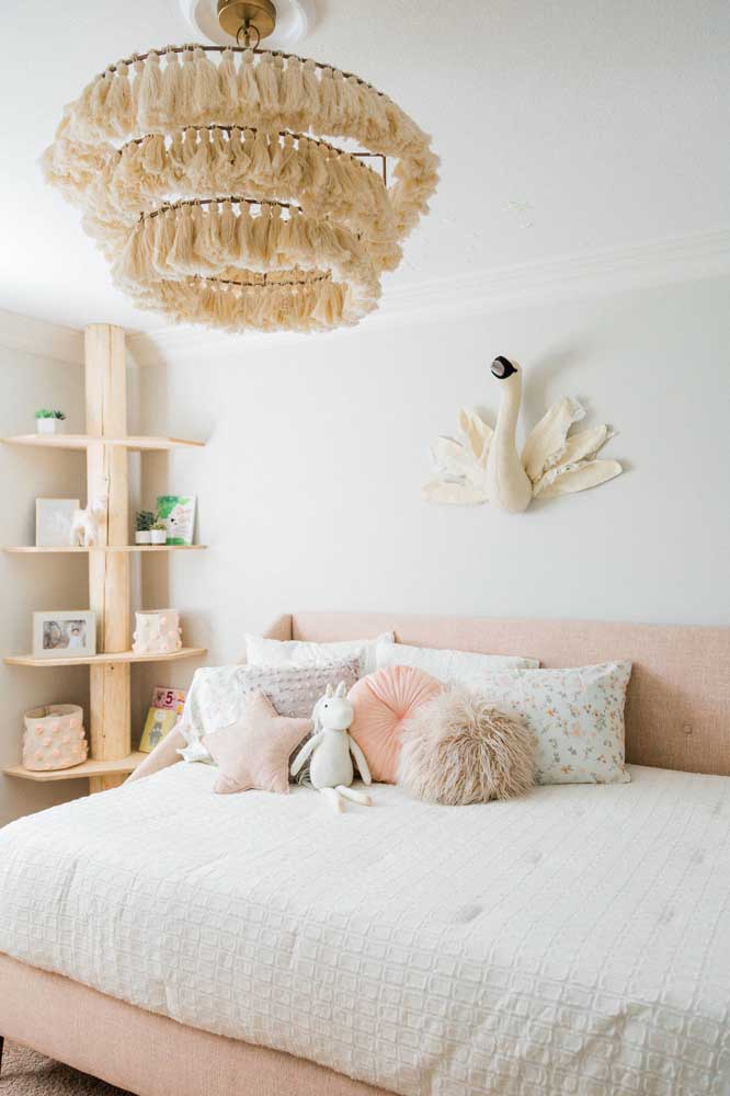 Delicacy, romanticism and a boho touch for this feminine single room decoration