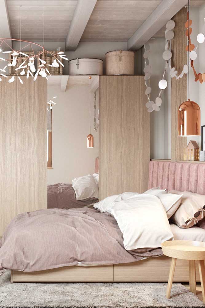 The woody texture is perfect to bring comfort to the feminine room