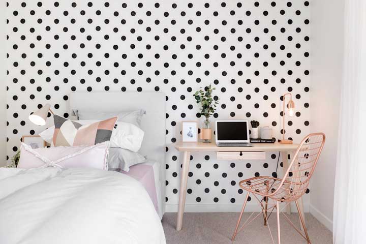 Poá print and rosé gold complement this Scandinavian female single bedroom decor