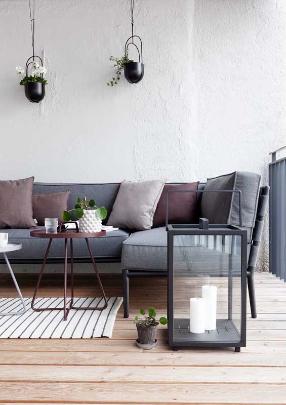 Gray balcony sofa: the perfect color for not showing stains and other dirt 