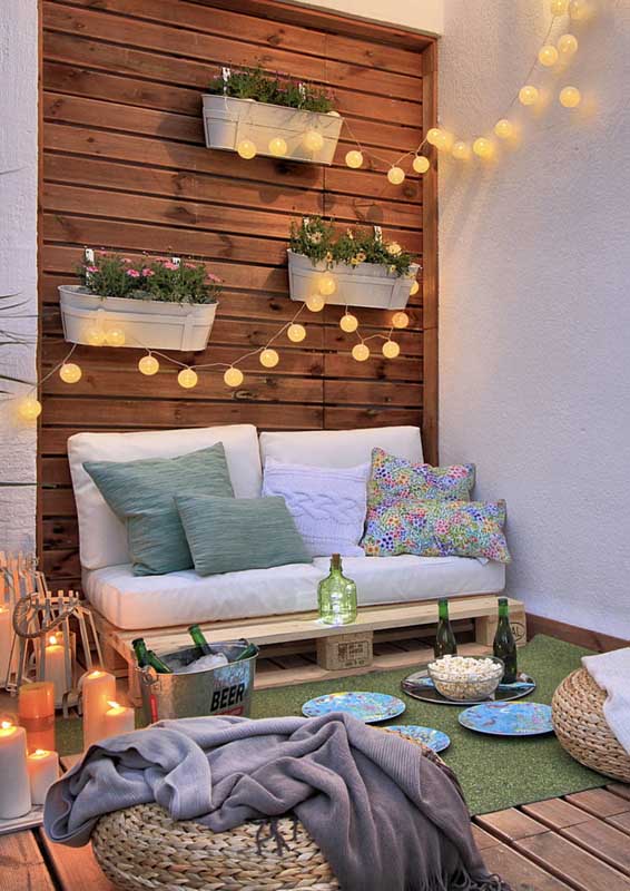 Pallet sofa for balcony: naturally rustic and cozy