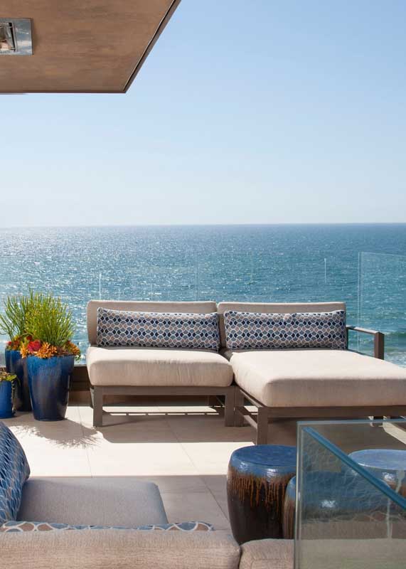 Nothing more fair than a beautiful and comfortable sofa to enjoy the view of the sea