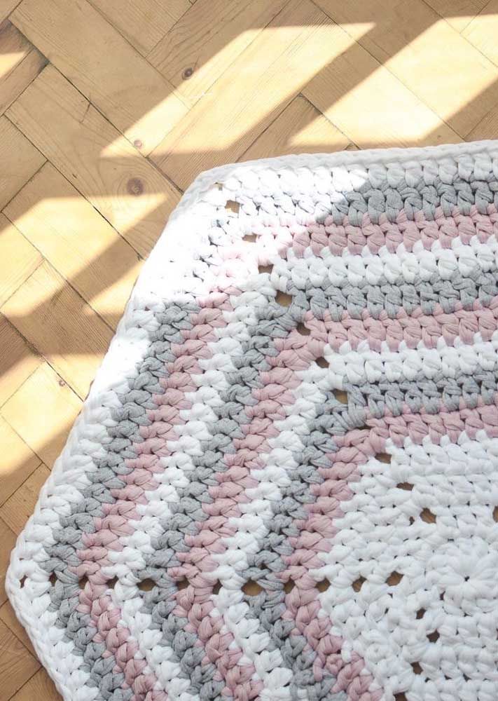 Em três tons, esse tapete de crochê simples traz um formato bonito e diferente