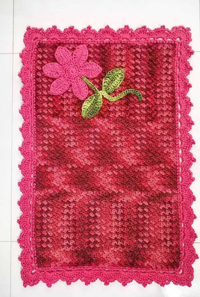 A aplicação de flor deu um toque especial para esse pequeno e simples tapete de crochê