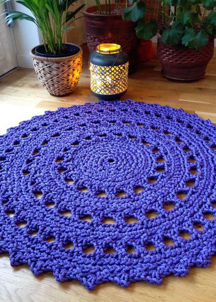 Azul, redondo e simples de fazer, não é perfeito esse tapete de crochê?
