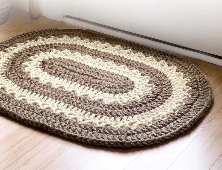 O tapete de crochê, seja ele simples ou sofisticado, é sempre um carinho para a decoração da casa