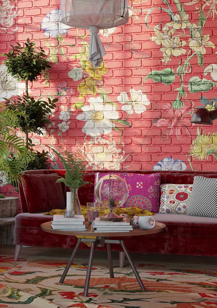 Colorful and cheerful, this living room bet on a red wall with flowers to differentiate itself