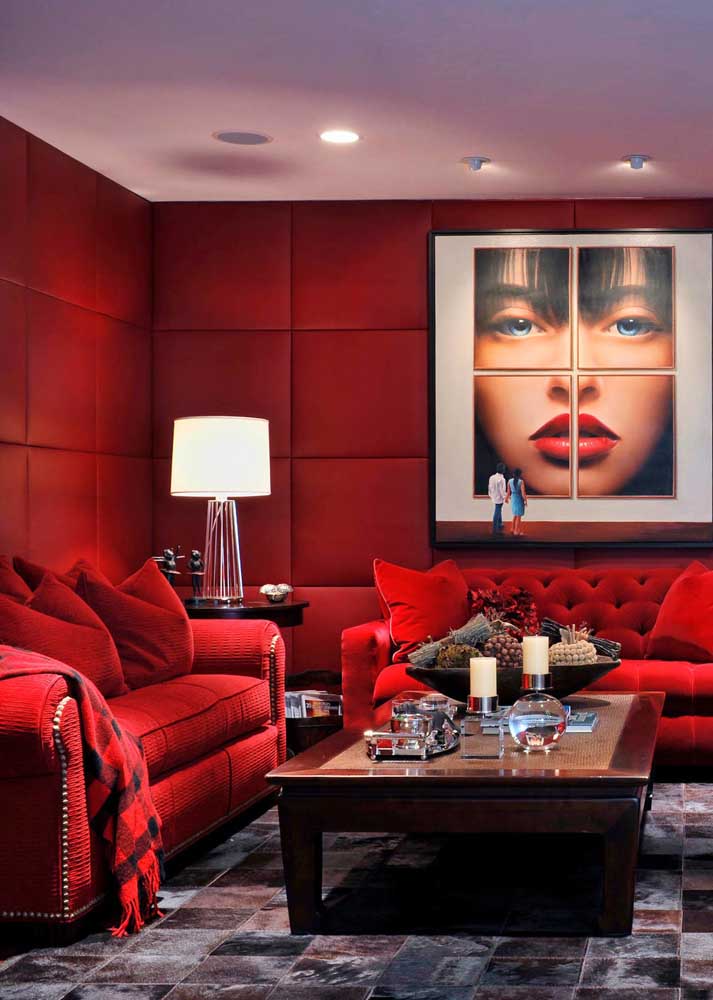 Luxurious, sophisticated red room that does not weigh visually in the environment